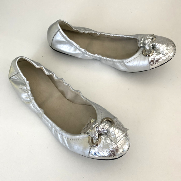 Stuart Weitzman Bolshoi Silver Nappa Ballet Flat Metallic Snake Cap Toe Bow 8 M - Picture 6 of 7